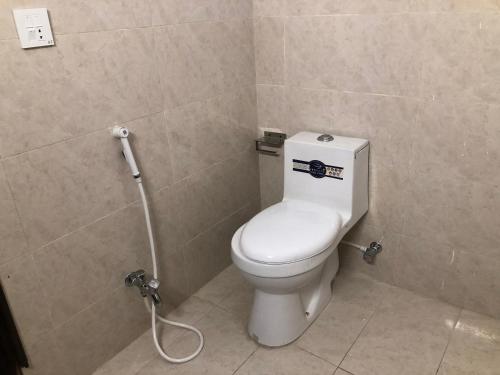 拉合尔Defence-Mark-Hotel的浴室位于隔间内,设有白色卫生间。