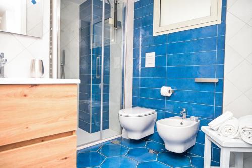 维耶特里Armarì Panoramic Flat的蓝色的浴室设有卫生间和淋浴。