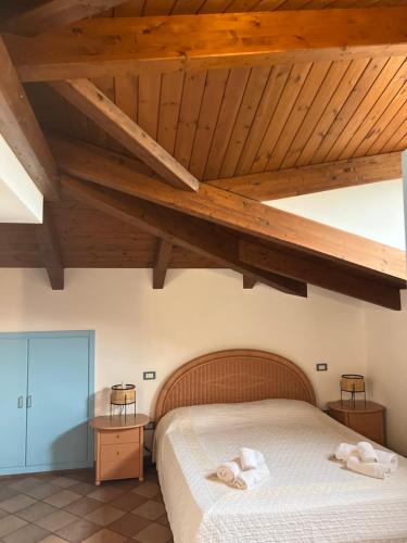塔兰托All'Ombra del Palmeto的一间卧室配有一张床,上面有两条毛巾