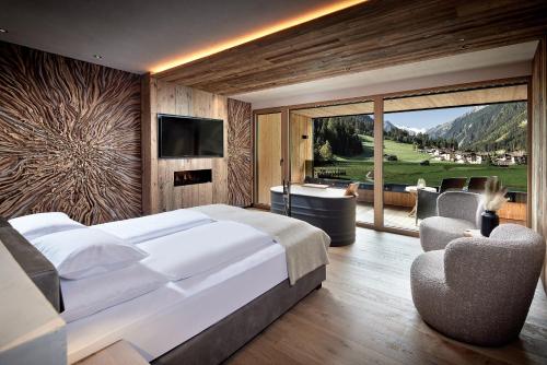 施图拜河谷新施蒂夫特雪绒花维塔尔Spa酒店的卧室配有一张白色大床和电视。