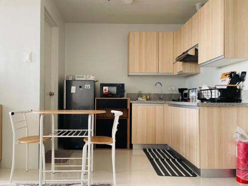 伊洛伊洛WV 4 Urban Studio的厨房配有桌子和冰箱