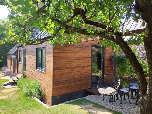 桑多梅日Lawendowo- sauna jacuzzi domki w ogrodzie i apartamenty w kamienicy的小屋在庭院里配有桌椅
