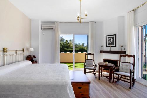 卡拉德米哈斯Villa For Families los Agaves的卧室配有一张床和一张桌子及椅子