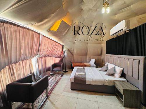 瓦迪拉姆Rum Roza luxury camp的配有一张床和一把椅子的酒店客房