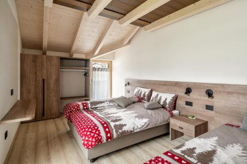 卡瓦莱塞Prà Lisandro的一间卧室配有一张床和一张沙发
