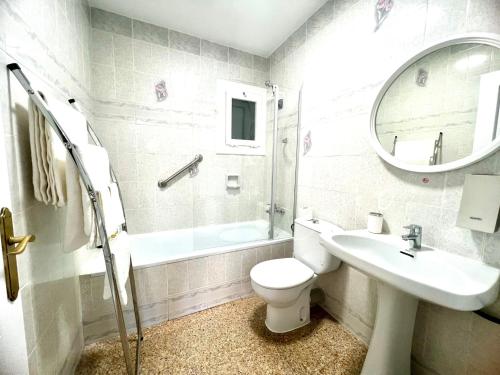 罗萨斯Puig Rom的一间带卫生间、水槽和镜子的浴室