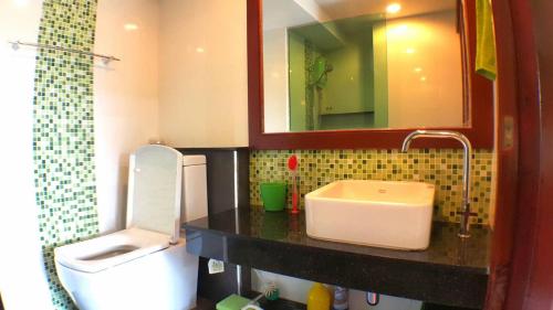 卡图Plus 2 Condo Phuket by ABCD的一间带水槽、卫生间和镜子的浴室