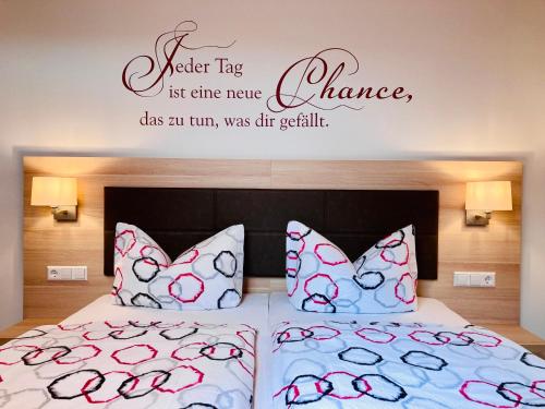 塞勒姆布施膳食旅馆的一间卧室,床上有水标签可以最后治愈神经改变的标志