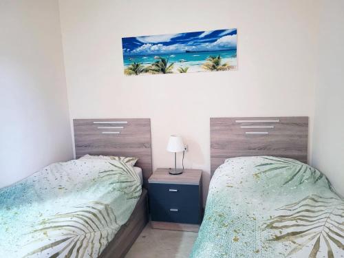 圣哈维耶尔El Oasis de las Palmeras @ Roda Golf & Beach resort的一间卧室配有一张床,享有海洋美景