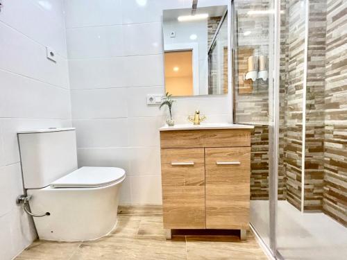 曼雷沙Hospedaje24 - 0的浴室配有卫生间、盥洗盆和淋浴。