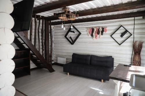 斯瓦拉瓦База відпочинку Forest Stream的客厅配有黑色沙发和桌子