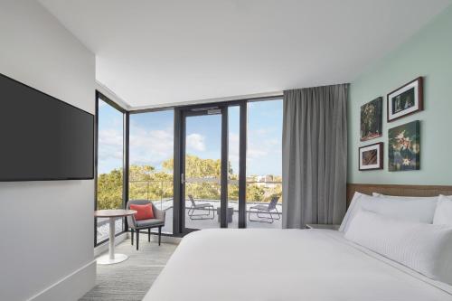 墨尔本Element Melbourne Richmond的酒店客房设有一张床和一个阳台。