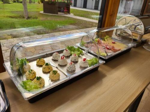 扎托尔HAPPY domki Zator - 3,5 km Energylandia的装满不同种类食物的展示盒