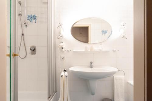 巴特贝勒堡Forellenhof Wald- und Wiesenquartier的白色的浴室设有水槽和镜子