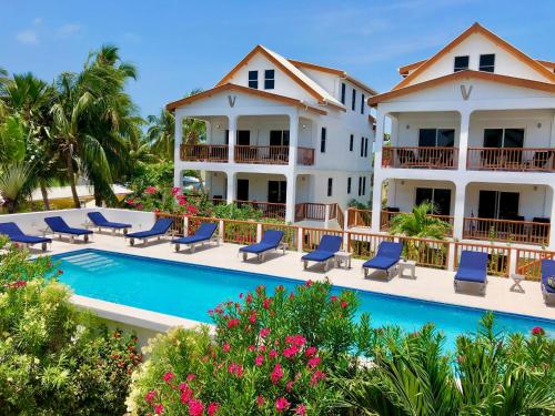 库尔克岛VeLento Beach Level #9的一座带游泳池和度假村的别墅