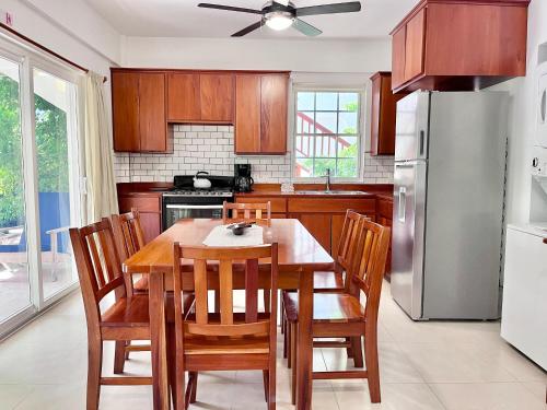库尔克岛VeLento Beach Level #9的厨房配有桌椅和冰箱。