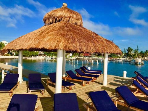 库尔克岛VeLento Partial Ocean View #8的一个带椅子和稻草伞的甲板和水