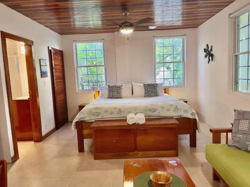 库尔克岛Caribbean Beach Suite的一间卧室,床上有两双白鞋