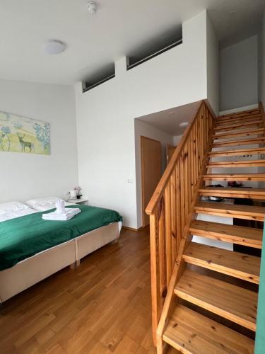 塞济斯菲厄泽梅迪亚卢纳旅馆的一间卧室设有一张床和木制楼梯。