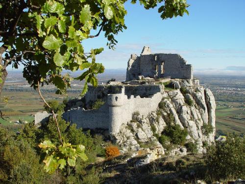 圣佩赖Le Refuge de Manou的岩石山顶上的城堡