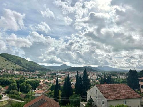 特雷比涅Apartman Dušan Trebinje的天空阴云下的城市景观