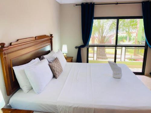 BijiloSeafront Residences & Hotel的卧室配有一张大白色床和窗户