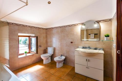 桑坦伊Ses Angoixes的一间带水槽和卫生间的浴室以及窗户。