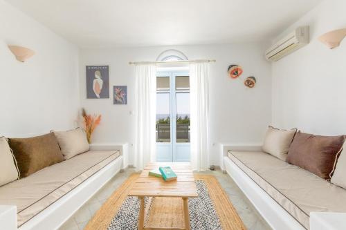 德里奥斯格利法乡村公寓式酒店 的白色的客厅配有两张沙发和一张桌子