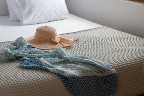 古瓦伊Basilico Suites Adults Only的床上的帽子和毯子