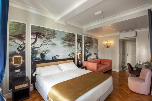 罗马维瓦尔第豪华酒店的卧室配有一张床,墙上挂有绘画作品