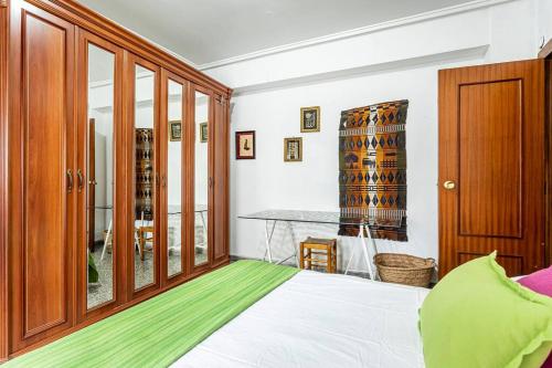瓦伦西亚Precioso apartamento con terraza en Valencia的一间卧室配有一张大床和一张桌子