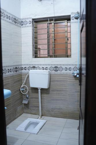 拉合尔Mohal's House的一间带卫生间和窗户的浴室