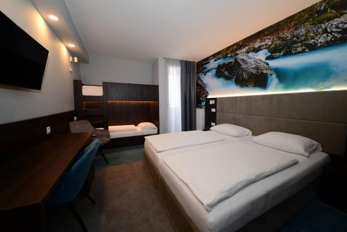 克拉尼斯卡戈拉阿尔皮纳酒店的一间卧室配有一张壁画床