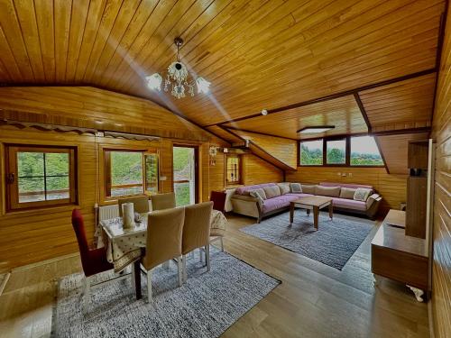 乌宗Konak Grand Apart的客厅设有木墙和木制天花板