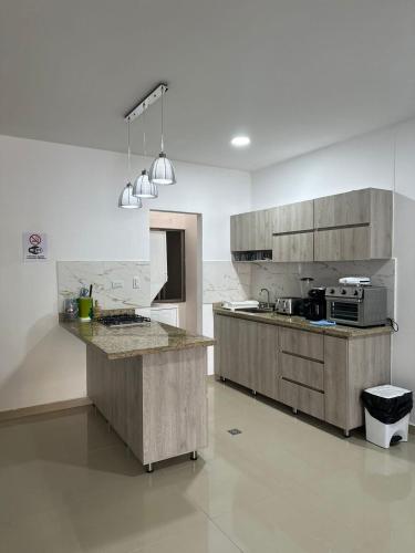 蒙特里亚Espectacular apartamento central的厨房配有木制橱柜和台面