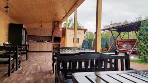图尔达Casa SOL的一个带木桌椅的庭院和一间厨房