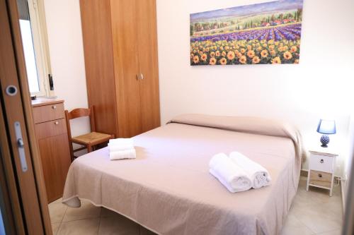 巴勒莫Politeama guest house Palermo Mimosa的一间卧室配有带毛巾的床