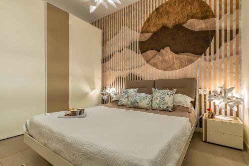 阿尔盖罗Luxury Sofia Home Alghero的一间卧室配有一张壁画大床
