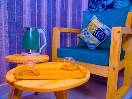 达喀尔达喀尔国际旅舍的桌子上放着搅拌机和两杯