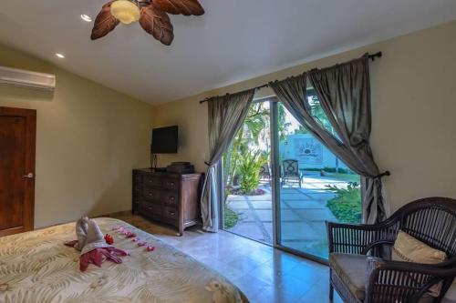 圣何塞德尔卡沃Chris Casa del Sol San José del Cabo, 5 Bedroom Private Pool and Spa的一间卧室设有一张床和一个滑动玻璃门