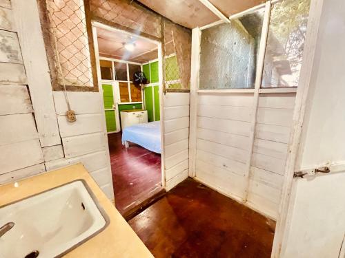 里约杜尔塞HOTEL BACKPACKERS RIO DULCE的一间带浴缸的浴室和一张位于客房内的床