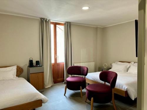 福利尼奥Camere di Bianca的酒店客房,配有两张床和两把椅子