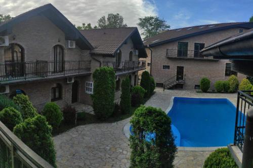 贝拉茨尔克瓦Apartman Aleksa的享有带游泳池的房屋的空中景致
