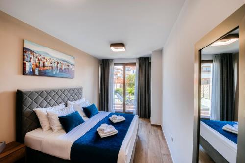 扎达尔Dedaj Resort - Villa Delux的一间卧室配有一张带蓝色枕头的大床