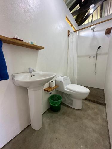 玉米岛Silversands Retreat的白色的浴室设有水槽和卫生间。