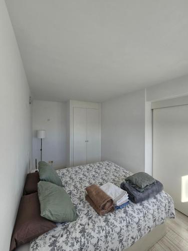 马德里Cómodo apartamento en Madrid的一间卧室配有带枕头的床