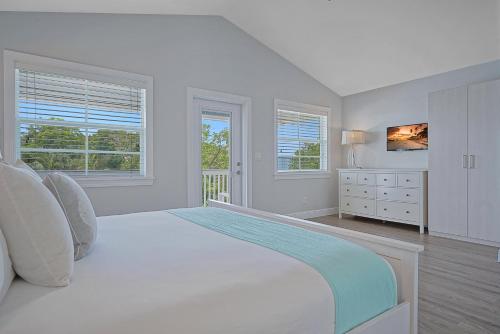 伊斯拉莫拉达Isla Key Lime - Island Paradise, Waterfront Pool, Prime Location的白色的卧室设有白色大床和窗户