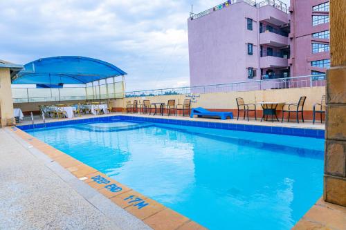 ThikaPaleo Hotel and Spa的大楼顶部的大型游泳池
