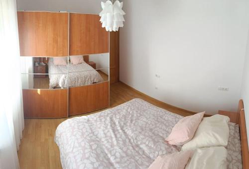 阿尔卡拉拉雷亚尔Apartamento con terraza 2 hab.的一间卧室设有两张床和玻璃柜
