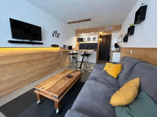 圣莫里斯堡Appartement Cosy Les arcs 1800的带沙发和咖啡桌的客厅